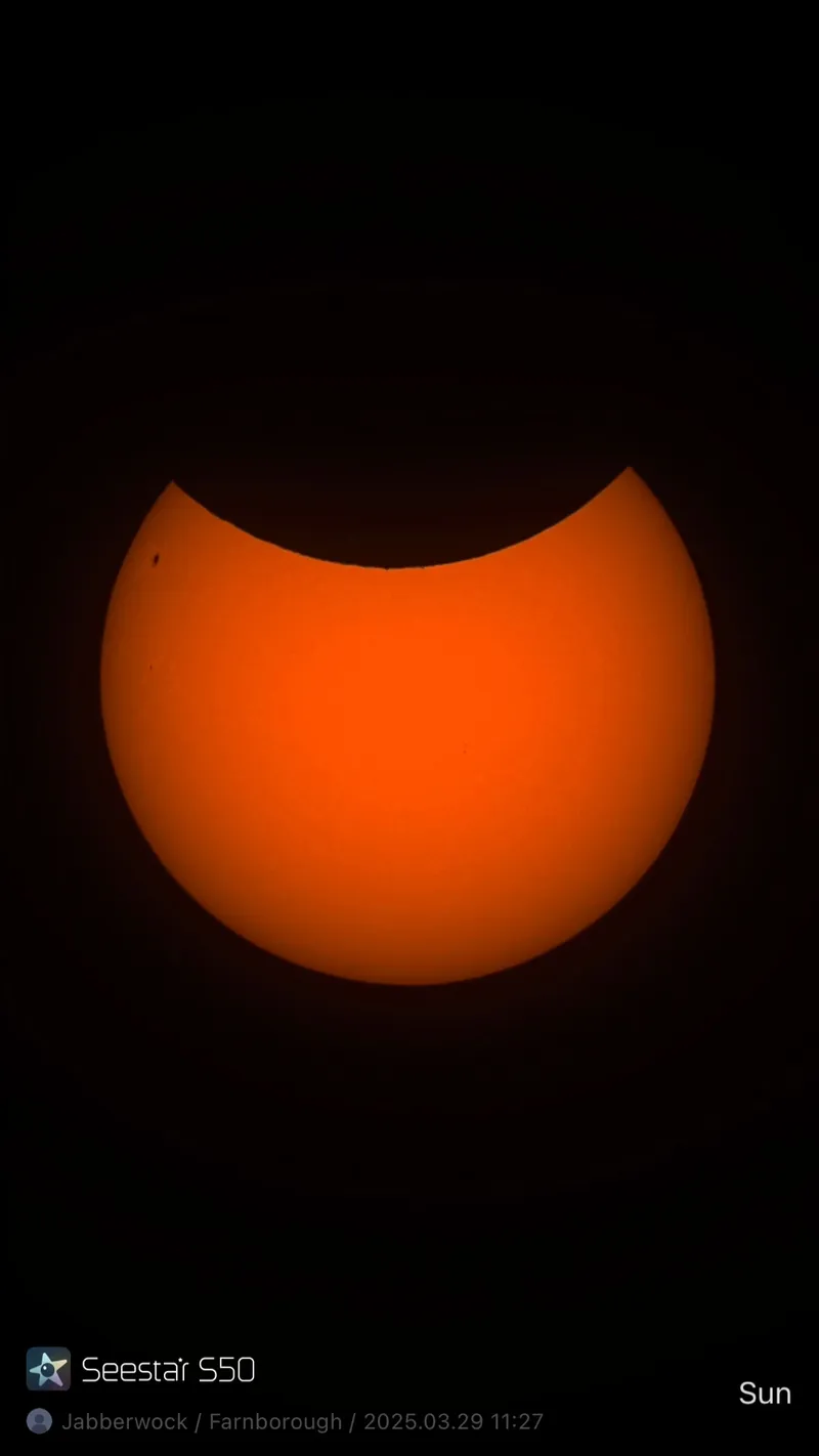 Partielle Sonnenfinsternis, aufgenommen mit einem Smart-Teleskop und Sonnenfilter