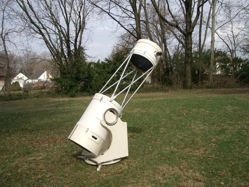 Dobson-Teleskop mit Gitterrohr im Garten