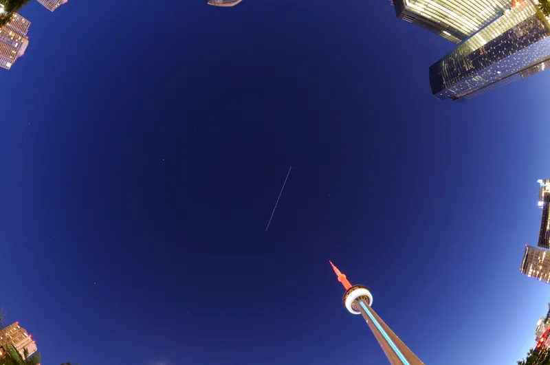Die Raumstation ISS als Lichtspur am Abendhimmel