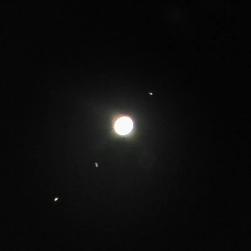 Jupiter mit seinen hellen Monden in einem Amateurteleskop