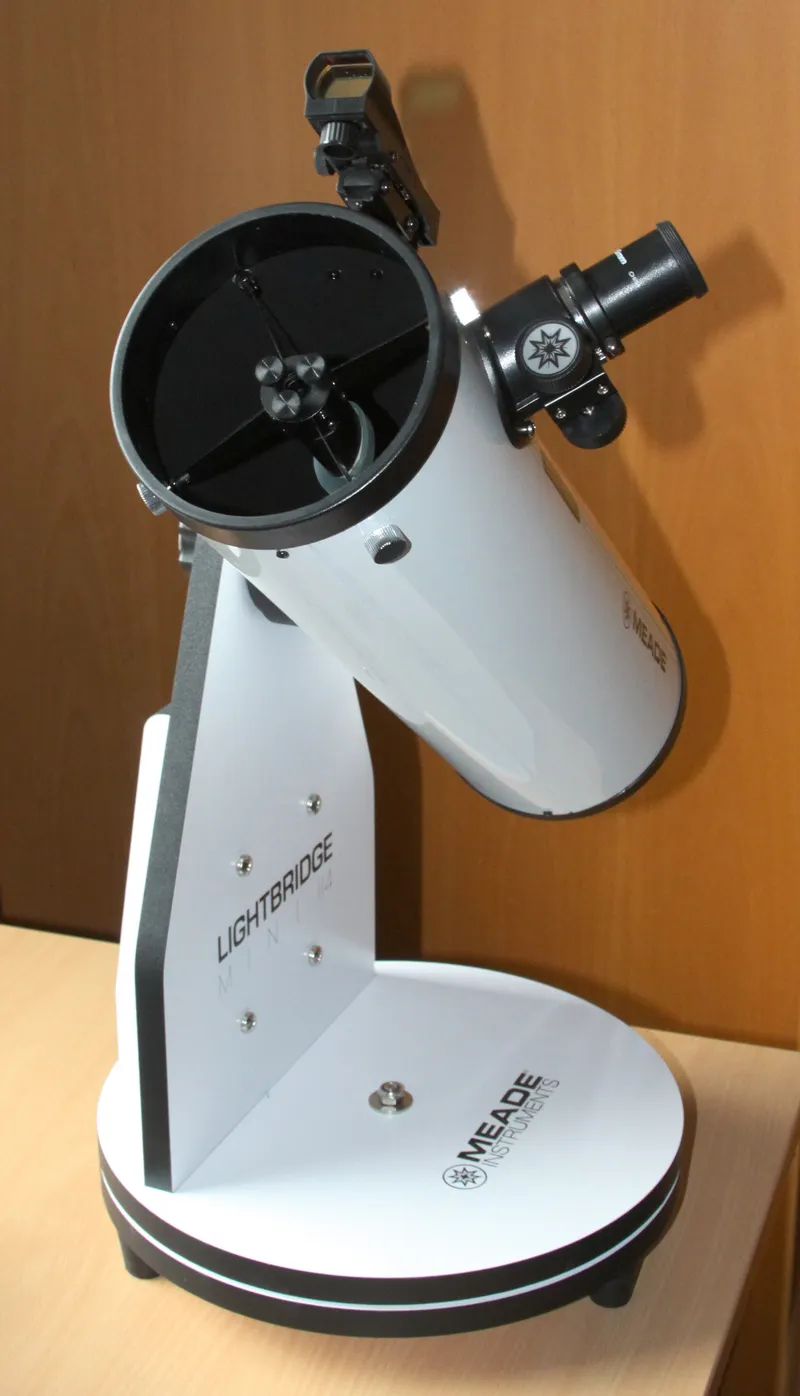Kleines Newton-Teleskop auf Tisch-Dobson-Sockel