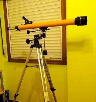 Kleiner Refraktor mit 60 mm Öffnung auf Stativ