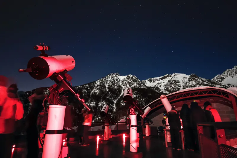 Teleskope im Rotlicht auf der Terrasse der Sternwarte im Aostatal