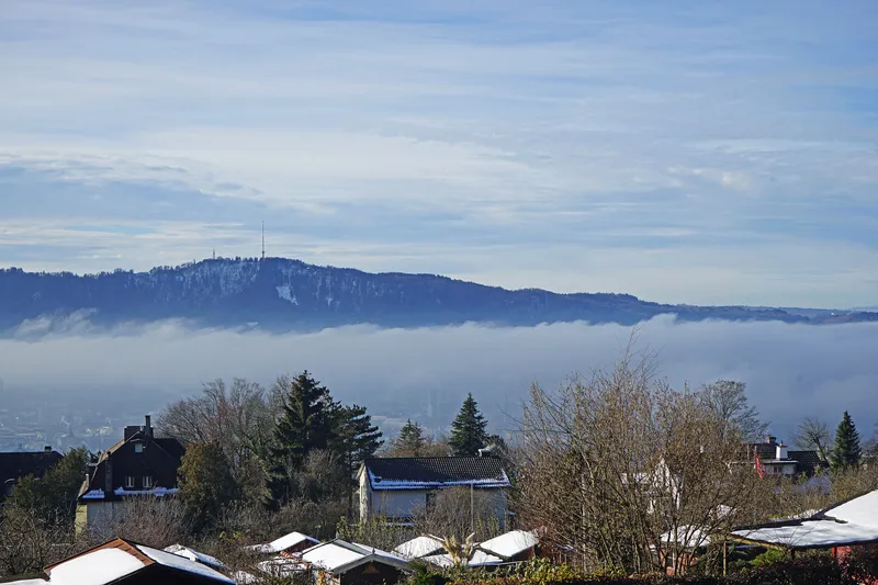 Hochnebel über Zürich, dahinter der Uetliberg